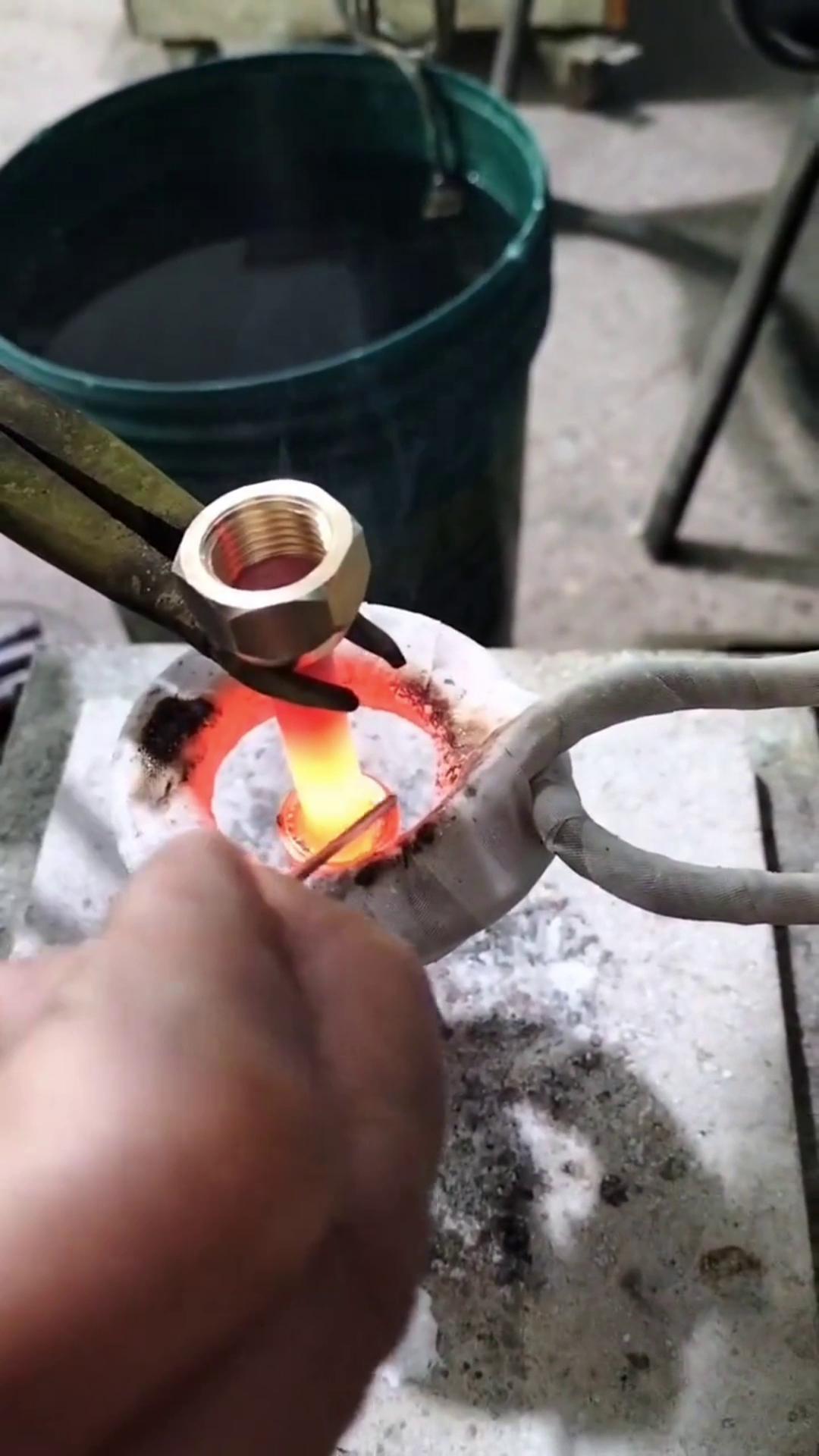 你还在用传统的火焰焊接铜管吗 人家都用上芭乐污视频加热设备做铜管焊接了