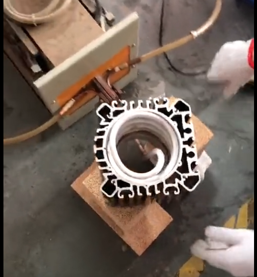 电机热套是利用高频机将轴承等零件套装到电机轴上的工艺，通过高频电流加热实现快速装配