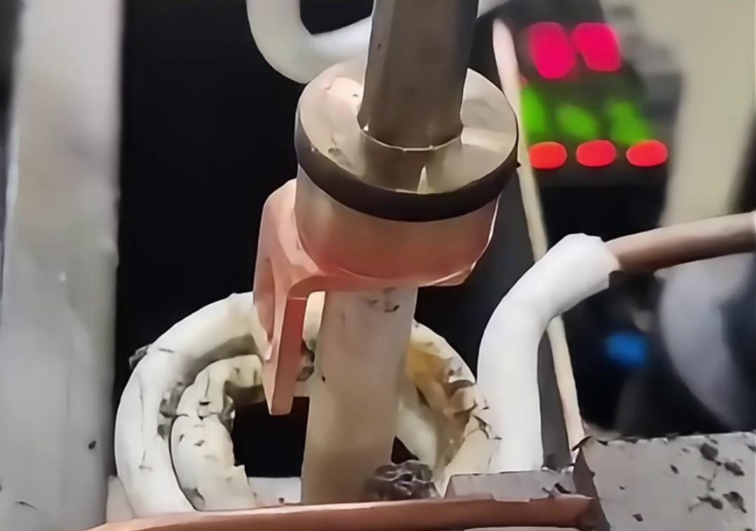 保险丝座是这样的焊接的，原来是用了高频自动化钎焊机来完成焊接