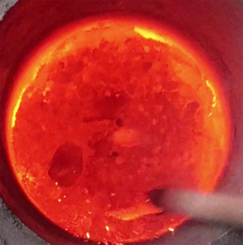 小型铁渣中频熔炼炉，采用IGBT节能电源模块，比传统电炉电烤箱节能