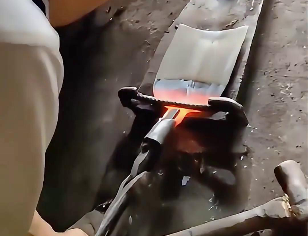 超音频芭乐污视频加热设备对农用锄头进行加热退火热处理折弯