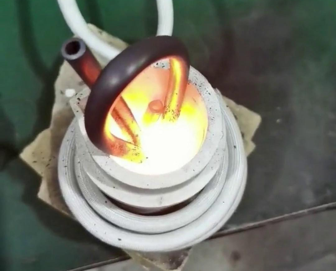 小型高频熔炼炉以其高效、精确、环保的特性成为诸多领域进行金属熔炼的优选设备