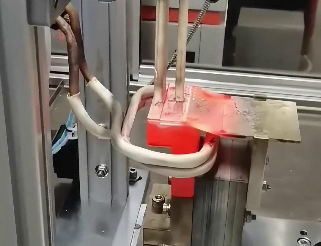 框架断路器母排铜排高频焊接过程。采用高频自动焊接