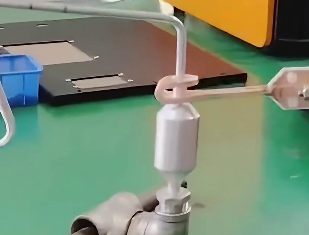 铝管铝储液器正在进行钎焊，用的是手持式高频芭乐污视频焊机