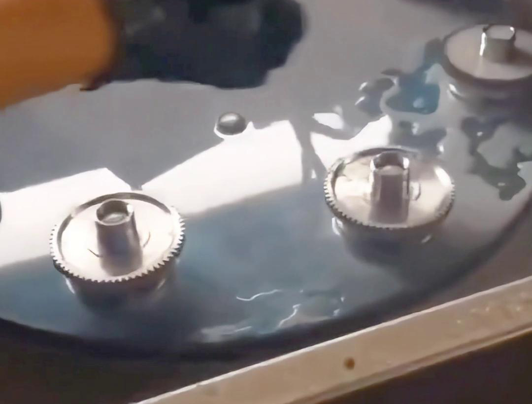 多工位齿轮淬火机床可以同时对多个齿轮进行淬火处理，提高生产效率