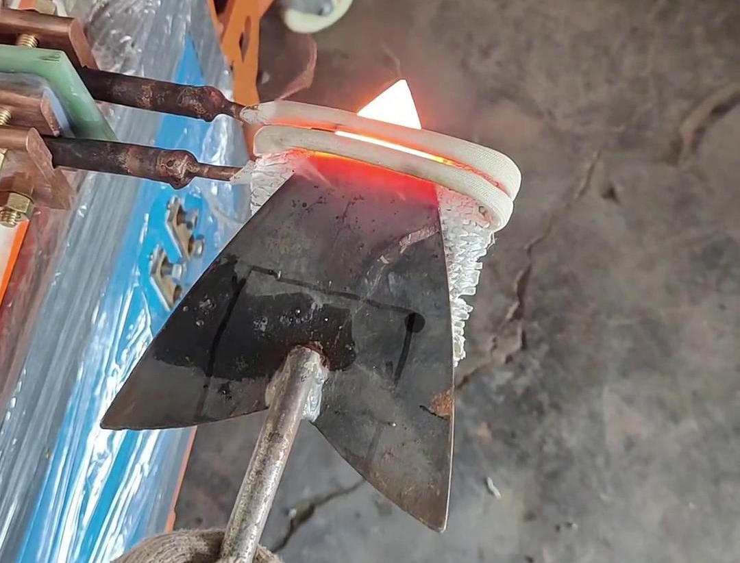 高频加热机：类三角铁锹小型工具淬火热处理的高效之选